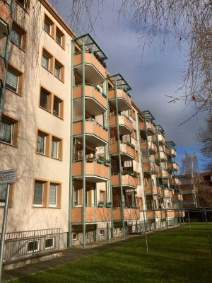 Sanierte 3 RW mit Balkon! Zum Start 1. Kaltmiete frei!
