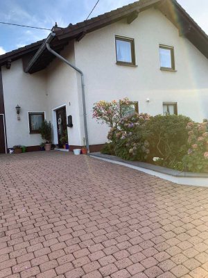 Charmante 2-Zimmer Dachgeschosswohnung mit Balkon in Nauroth