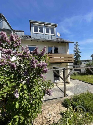Haus mit Garten - Blumen sind auch schon da, nur den Rasen müssen Sie selbst mähen.