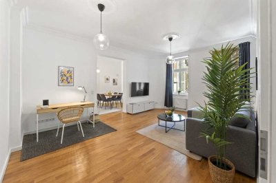 Friedrichshain: 3-Zimmer-Altbauwohnung zzgl. Essküche, Balkon, Fernwärme, Stuck, Parkett, ruhige Lag