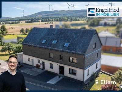 Großzügiges Zweifamilienhaus mit Ausblick auf weitläufigem Grundstück mit Nebengebäuden