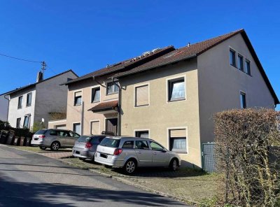 Frisch renovierte Dachgeschoss-Wohnung mit Stellplatz