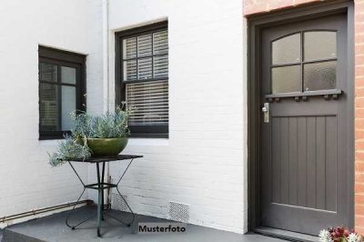Wohnhaus mit integrierter Doppelgarage - provisionsfrei