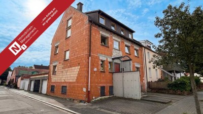 Großes Einfamilienhaus mit 2 Garagen auf dem Kotten