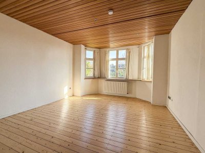 Charmante 2-Zimmer-Altbauwohnung mit Kamin und Holzdielen in ruhigem 3-Parteienhaus