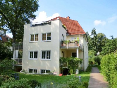 Gepflegte Wohnung in Traumlage mit vier Zimmern sowie zwei Balkonen und EBK in Kleinmachnow