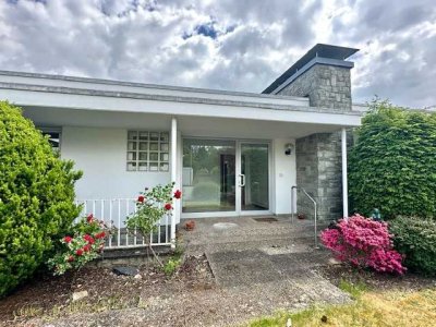 Dietzenbach-Hexenberg: Bungalow in begehrter Feldrandlage mit Weitblick, Terrassen&Einliegerwohnung