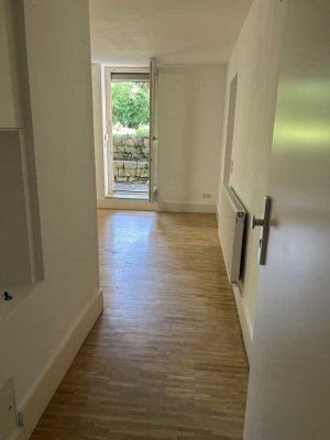 Vollständig renovierte Wohnung mit zwei Zimmern, kleinem Freisitz, EBK, Stuttgart-Vaihingen.