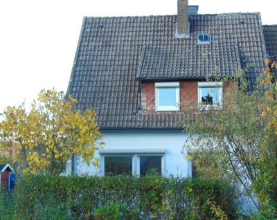 Kernsaniertes Familienjuwel im Weserbergland – Doppelhaushälfte mit großem Grundstück, Doppelgarage