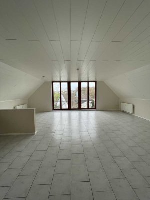 Helle Dachgeschosswohnung mit Einbauküche in ruhiger Lage von Overath