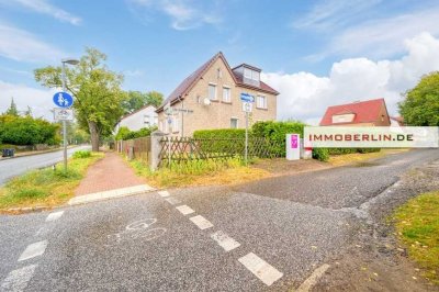 IMMOBERLIN.DE - Renovierungsbedürftiges Einfamilienhaus mit Nebengebäude & Garagen in familiärer Lag
