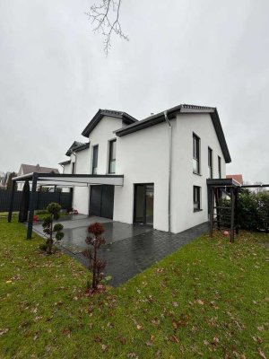 Neuwertige Doppelhaushälfte in Isernhagen HB – KfW55, PV-Anlage, Wärmepumpe – Frei ab 01.07.2025