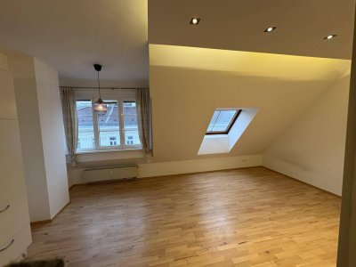 Schöne klimatisierte 2 Zimmer Maisonettewohnung im Dachgeschoß