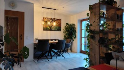 Moniberg: Schöne, teilmöblierte 2 Zi.-Wohnung mit sonnigem Süd-Balkon und Außenstellplatz