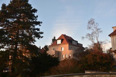 Weißer Hirsch - komplett ruhige Dachgeschoßwohnung in kernsanierter Villa mit Aussicht