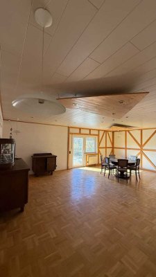 Schöne und sanierte 4-Raum-Wohnung mit Balkon und EBK in Usingen