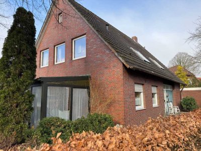Zweifamilienhaus mit Garten und Garage  in Zetel zu verkaufen.