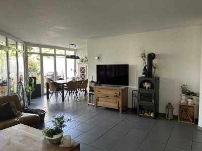 Exklusive, modernisierte 5-Raum-Maisonette-Wohnung mit geh. Innenausst.  mit eig.  ca.350m2 Grundst.