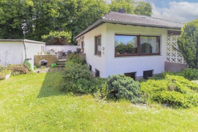 Platz auf einer Ebene: Bungalow mit nicht einsehbarem, sonnigem Garten, 2 Terrassen und Garage