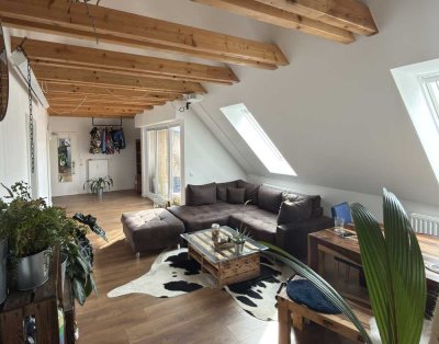 traumhaft schöne und moderne Dachgeschosswohnung mit Loggia
