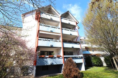 Sie haben die Wahl – Kapitalanlage oder Eigennutzung - Gepflegte 2,5-ZKB-DG ETW mit Loggia & Garage