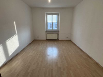 Schöne 2-Zimmer-Wohnung mit Einbauküche und Stellplatz!
