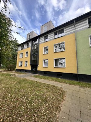 SHG+++ Schöne komplett renovierte 2,5-Zimmerwohnung im DG mit kleinem Austritt/Loggia