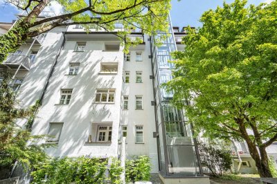 Charmante 4-Zimmer-Wohnung in denkmalgeschütztem Altbau mit Balkon zum ruhigen Innenhof