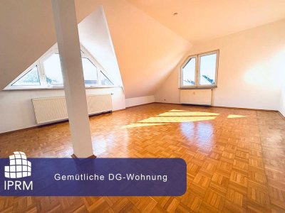 Gemütliche Dachgeschoß-Wohnung mit Parkett und Balkon