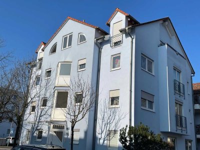 Wunderschöne, gepflegte 2ZKB-Dachgeschosswohnung mit Balkon, Tageslichtbad und Stellplatz