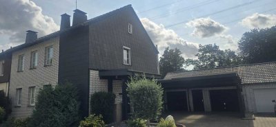 Wohnen mit Wohlfühlfaktor: Doppelhaushälfte mit Garten, Teich und Sauna in ruhiger Lage