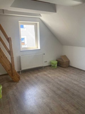Ein Nest unterm Dach, 2,5 ZKB mit Einbauküche, neuwertig renoviert