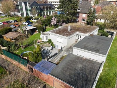 Imposanter Bungalow / Für 2 Familien mit Schwimmhalle / Top Lage / 380 m² Wohnfläche