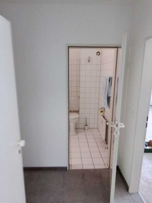 helle frisch renovierte 1.-Zimmer Wohnung mit Einbauküche und Balkon
