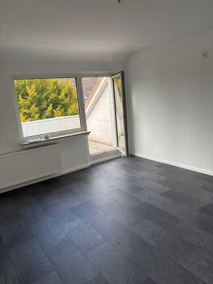 Alles Neu! Artilleriestr., Köln-Wahnheide, Schöne 2 Zimmer DG-Whg. mit Balkon, Direkt v. Eigentümer