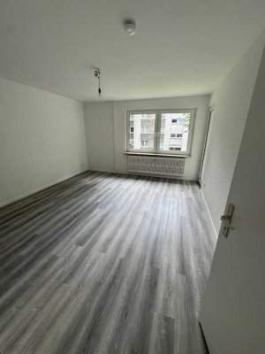 Sehr schöne sanierte 3 Zimmer Wohnung mit Balkon in Duisburg zu vermieten