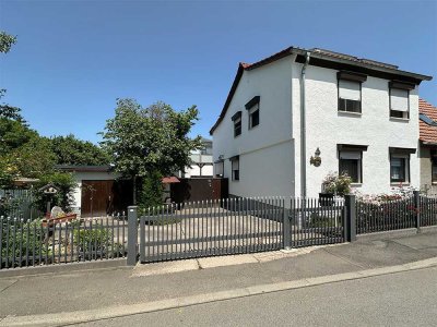Charmante Doppelhaushälfte mit idyllischem Garten & Pool