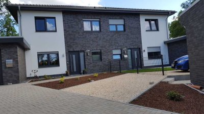 Modernes Wohnen in großer Doppelhaushälfte mit Garage (4 Zimmer)