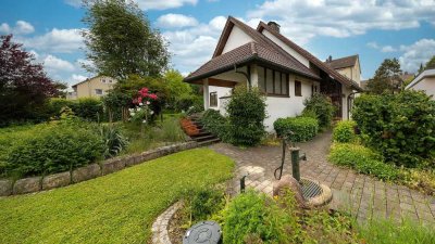 Einfamilienhaus mit Einliegerwohnung mit großem Grundstück !