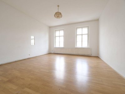 Renovierungsbedürftige Garçonnière in klassischem Gründerzeithaus in U-Bahn-Nähe