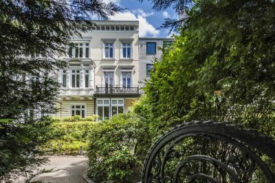 Grossartige, einzugsbereite Stadtvilla mit Dachterrasse in unmittelbarer Außenalsternähe