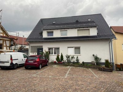 Charmantes Zweifamilienhaus mit zwei Garagen – ideal für Familien oder Kapitalanleger