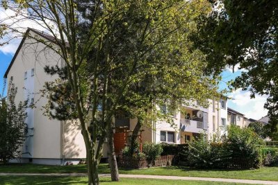 Ein Zuhause zum Ankommen: Großes Wohnzimmer u. Loggia mit Grünblick