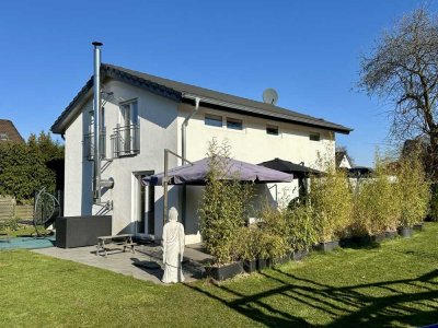 Ihre eigene Oase mit riesigem Grundstück!
Freistehendes Einfamilienhaus in bester Lage von Saarn