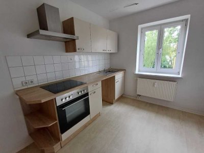 Die erste eigene Wohnung mit Einbauküche - 2. OG links