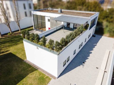 Besser als eine Penthouse Wohnung! Große Dachterrasse, schöner Garten, hohe Räume und 5x TG-Plätze!