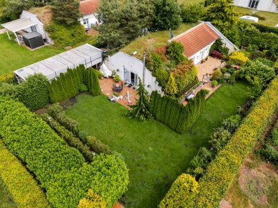Geheimtipp im Grünen: Ebenerdiges Wohnhaus mit Geschichte und Gartenparadies
