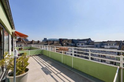 Vollmöblierte 1-Zimmer-Wohnung mit großer Dachterasse