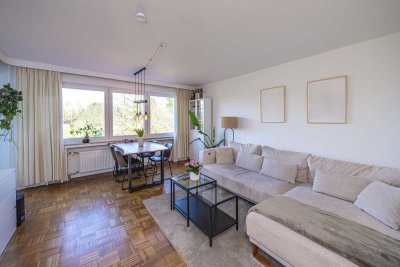 Panoramaaussicht inklusive: Modernisierte 3-Zimmer-Wohnung mit Loggia und Garage