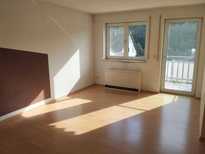 Niedriges Hausgeld und sofort bezugsfrei! ! 3-Zimmer-Wohnung, Balkon und zusätzliches Dachstudio.